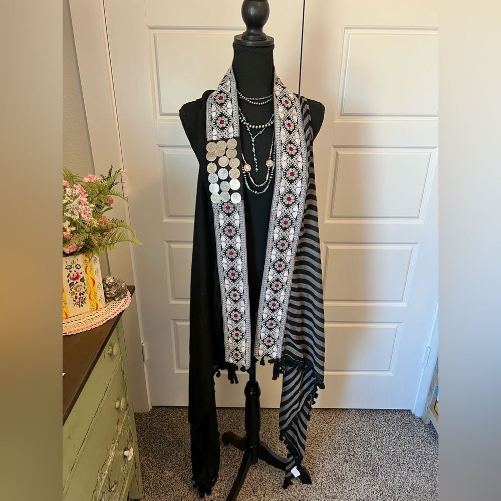 Moda NWT Black Silver Boho Embroidered Medallion Open Front Duster Vest One Size